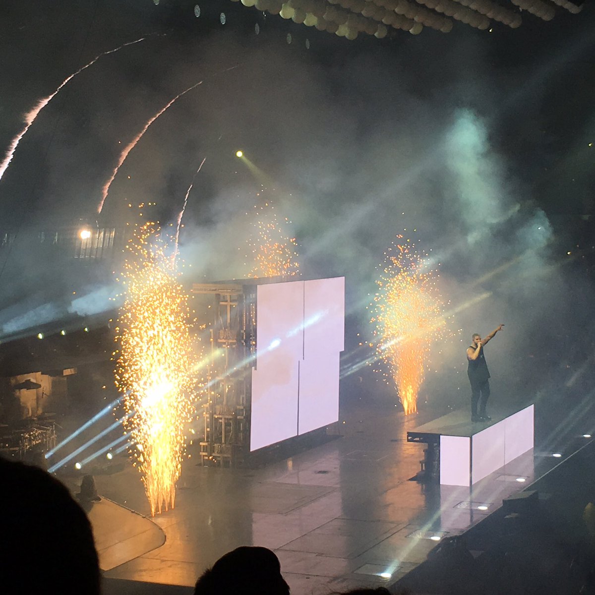 _jcanaless's tweet photo. last night 😻😩 #SummerSixteenTour https://t.co/KioXhbZeIO