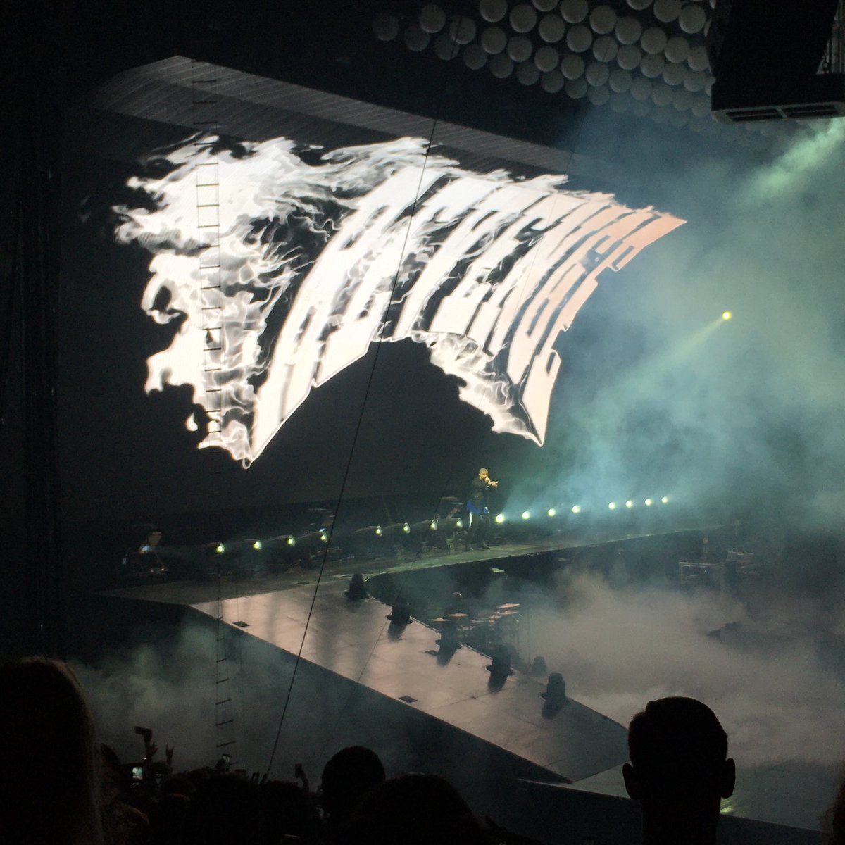 _jcanaless's tweet photo. last night 😻😩 #SummerSixteenTour https://t.co/KioXhbZeIO