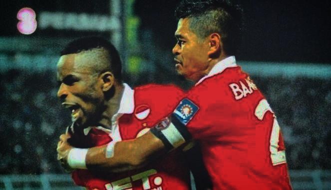 Retweet jika kalian bahagia melihat mereka berdua berselebrasi untuk kemenangan <a href="/Persija_Jkt/">Persija Jakarta</a> malam ini. 😁 #SepakbolaJakarta