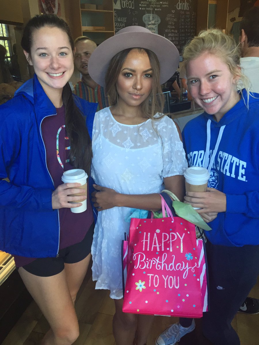 ashleybauchert's tweet image. Just met Bonnie from Vampire Diaries??? @KatGraham
