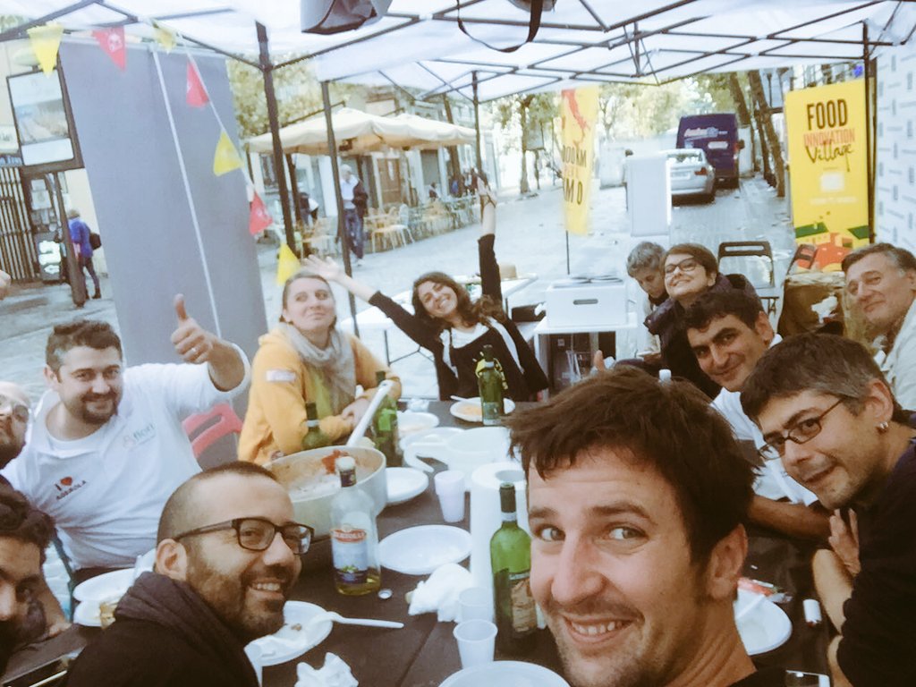 ClaudiaLarix's tweet photo. Il pranzo della Domenica, lo facciamo con #startup e contadini al #Vomero, aspettando @demagistris.
@SEEDSandCHIPS e @AlveareDiceSi #fiv2016 https://t.co/vrrQnybgM1
