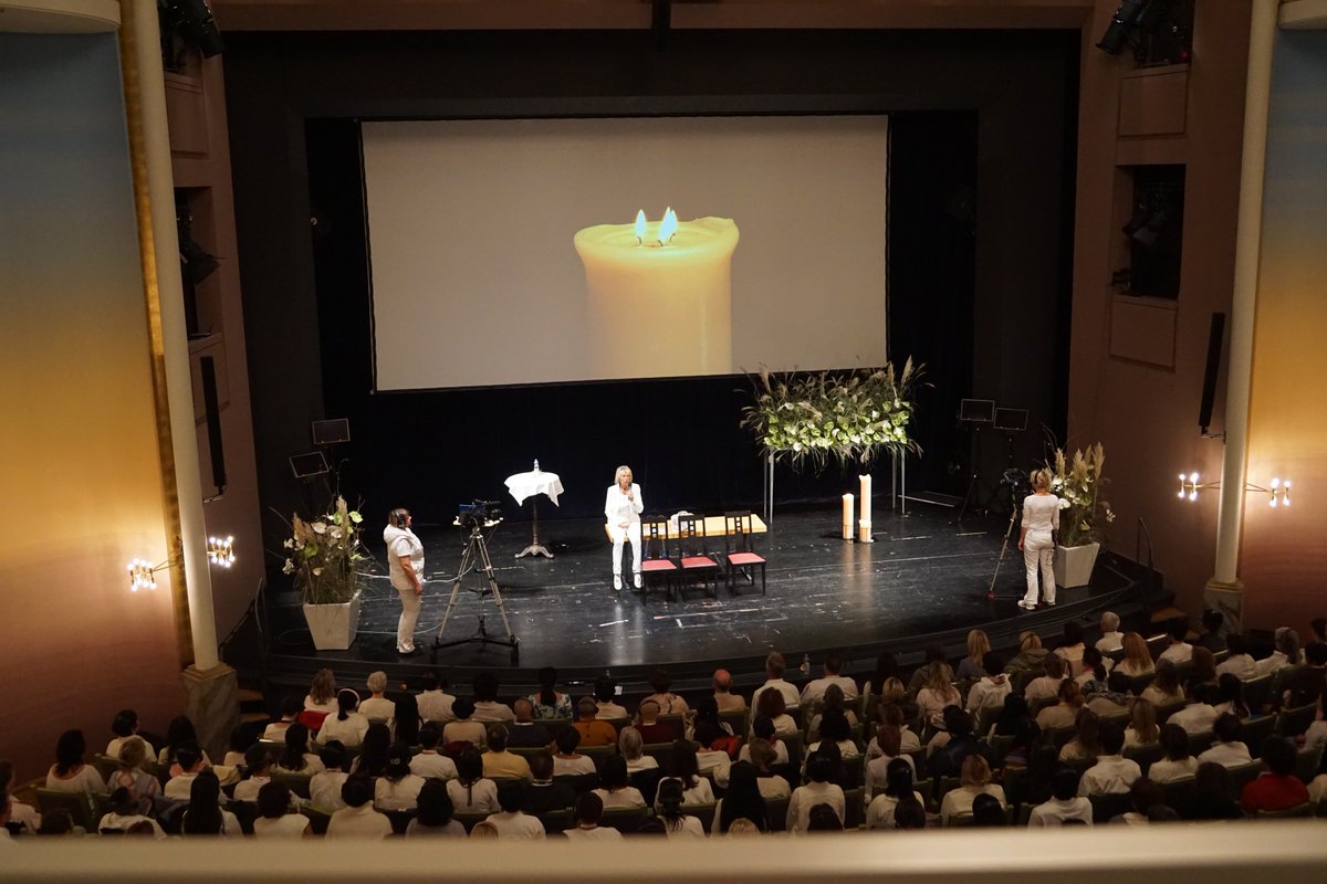 SophieHellinger's tweet photo. Das erste Foto vom Cosmic Power Seminar. Mehr Bilder auf https://t.co/1gHkABzjlk https://t.co/TmuZTMZbfk