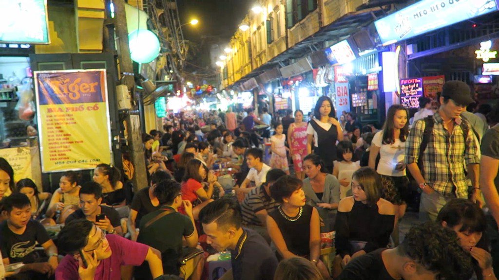 ianinchina's tweet photo. Having a few at the beer drinking street in Hanoi and eating Bun Cha https://t.co/JheQxwEwjG https://t.co/4Tz3hWhfcu