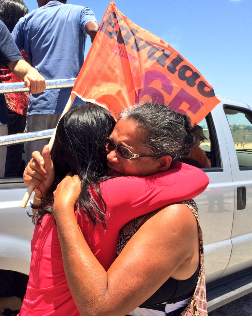 _agoraeela's tweet photo. Quando a gente encontra alguém querido, um abraço emocionado é inevitável. #VoltaEdvaldo #VemEliane https://t.co/GyLaONz94A