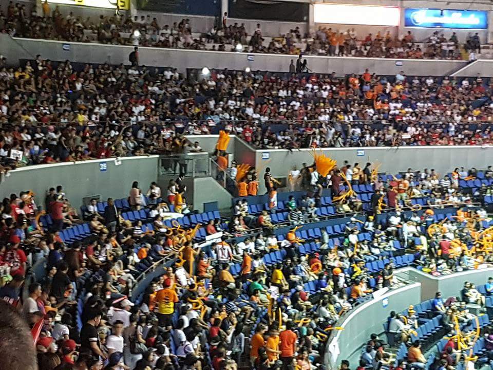 snowbadua's tweet photo. I admire the thousands of fans of Meralco. They are very organized. They even spent a dime to buy balloons and shirts. #SolidFanBase https://t.co/DpoVXJGOb4