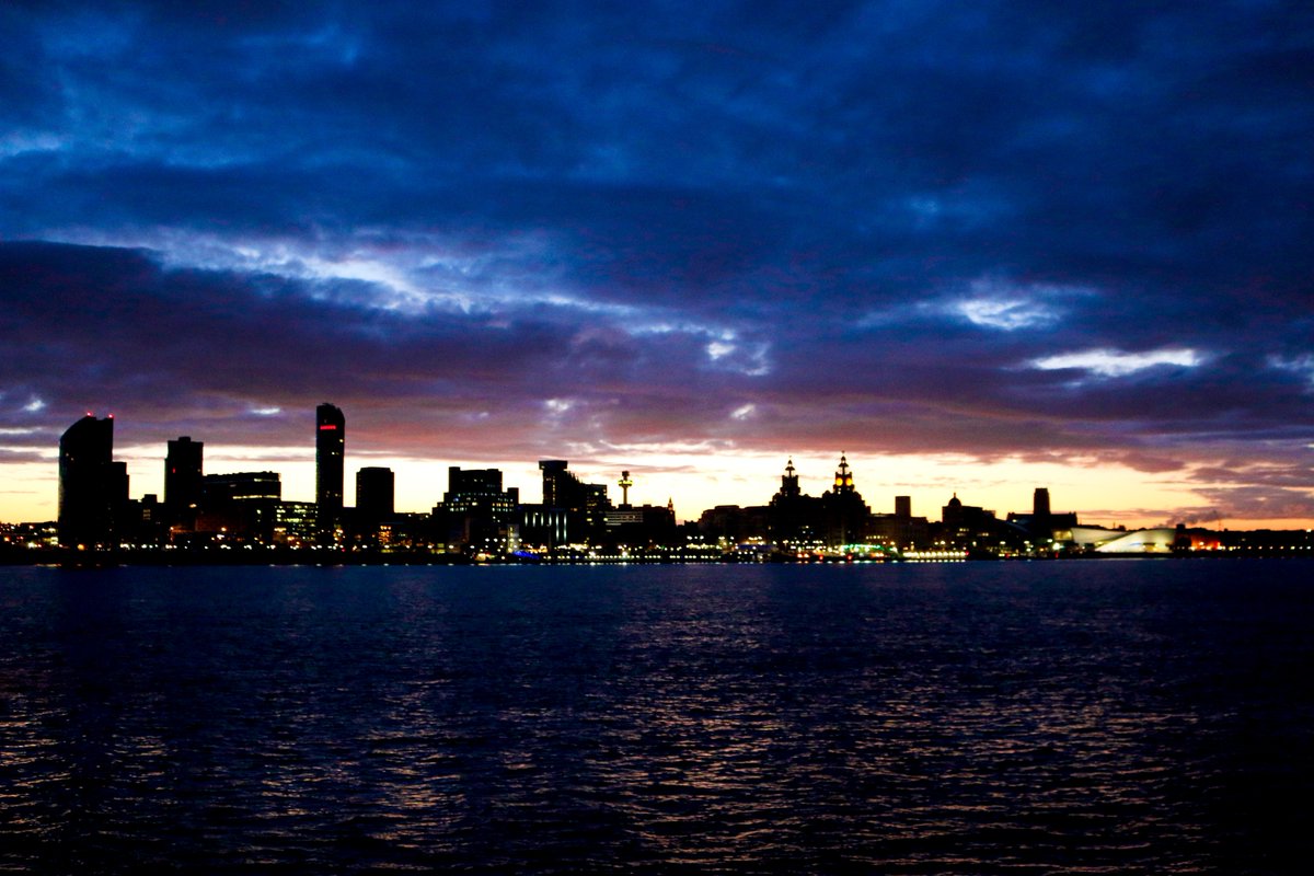 snapandgo222's tweet photo. #Livepoor #cityscape 7.00 this morning https://t.co/KpH3gsCgZn