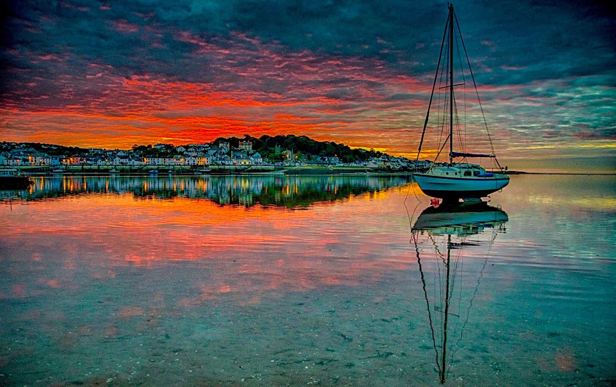 GreatDevonDays's tweet photo. Last nights sunset from #Instow looking towards fishing village of #Appledore photo #RobElson @VisitDevon https://t.co/EAUoVpIC9V