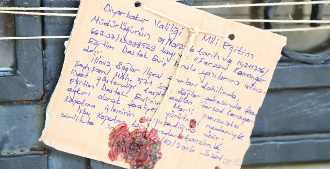 AzadiTv's tweet photo. Diyarbakır'da, 5-11 yaş aralığındaki çocuklara Kürtçe eğitim veren Ferzad Kemangar okulu valilik tarafından kapatıldı. https://t.co/TQsPy46aol