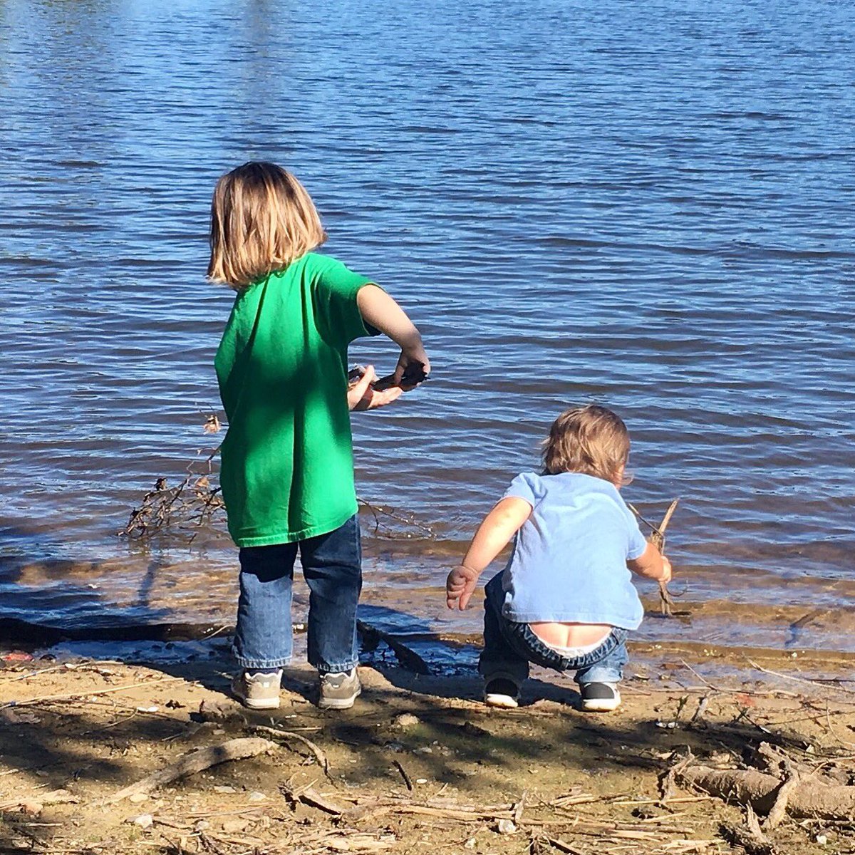 D40Smith's tweet photo. Barrett woke up at the #crack of dawn wanting to go play in the lake ๐ณ๐ #FuturePlumber #dadlife https://t.co/isIJS0tDAE