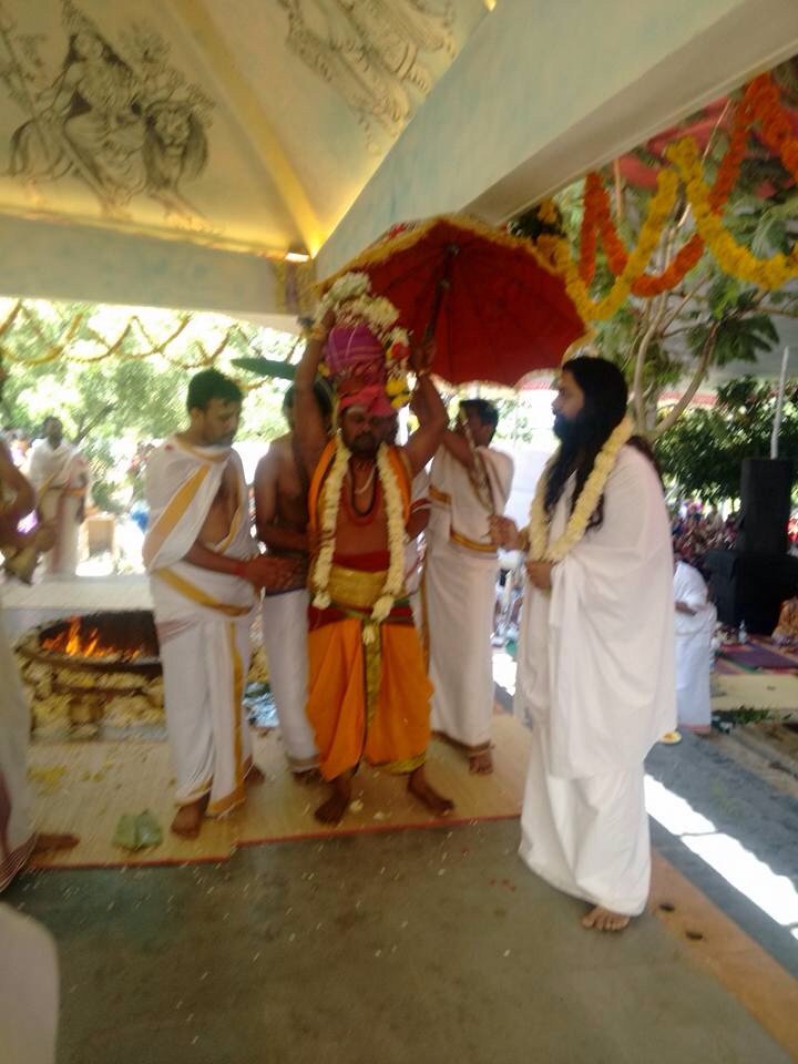 VandanaDaftari's tweet photo. Day8#Navratri2016 1000'sSoaked&amp; Steeped inBliss.ShathaChandi Homam@ PuneAshram in TheDivine Presence of @AOLSwamiji https://t.co/QDghnepy06