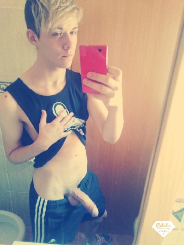 LoveNudeSelfies's tweet photo. Great set of #MirrorMeat #NudeSelfies from @rubenbartxxx https://t.co/QDLcA7kiPE