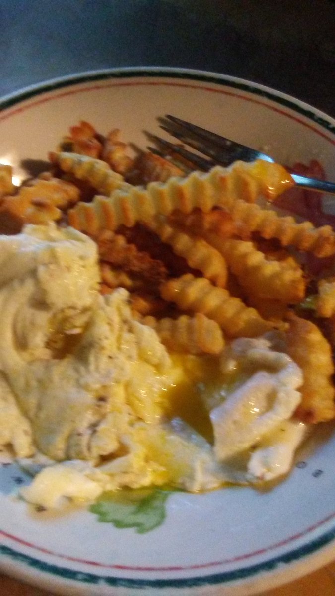 RKKaloger's tweet photo. Sunday morning #ComfortFood over-easy eggs & #KrinkleFries, @StevieNicks #Landslide..OH yeah & my bitch π not leavin til done 2day. LuvRK π https://t.co/tqeaHw9YFm