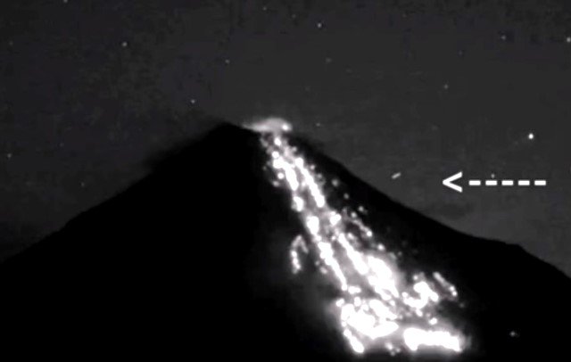 Messico: avvistato un UFO sigariforme sul Vulcano Colima in eruzione
