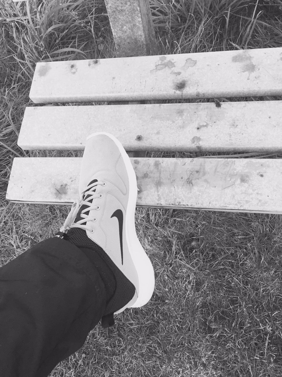 syrinxxcs2's tweet photo. Sich jemand schon mal gefragt wie Nike Schuhgröße 50 aussieht 😂🙈 https://t.co/O8VQv2LG2b