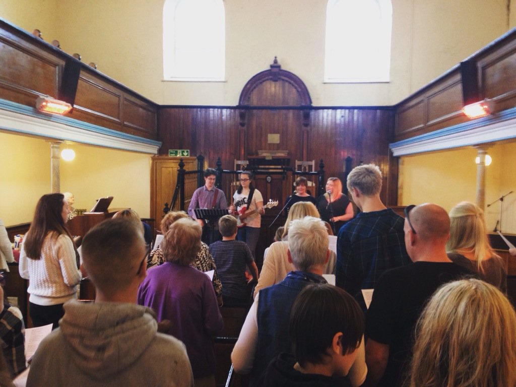 Pawb yn joio yn y gwasanaeth cynhaeaf heddi! We had a great harvest service today!