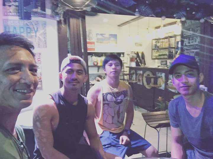 inyiyruma's tweet photo. Night sesh with da boys of @RedSandBarPH 🍺 Kunyare lang may icon ng beer para cool tingnan. Haha @iamjuanlucas https://t.co/SJThdM9U1C
