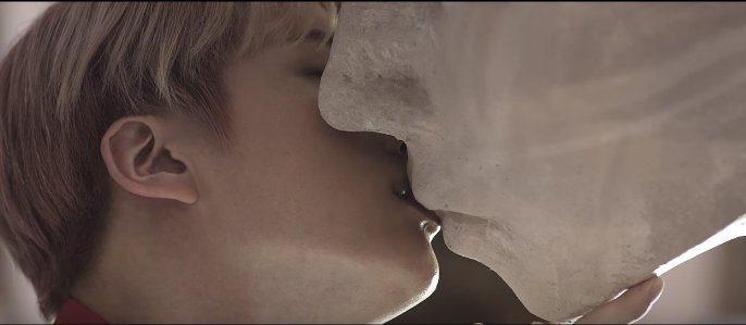 idolsdrugs's tweet photo. SORRY BUT THIS PART OF SEOKJIN KISSING THE STATUE REMINDED ME OF THE MOVIE "SUICIDE ROOM" AND A DOMINIK SAYING "I PREFER BOY"

 #WINGS https://t.co/1nn7BPrODc