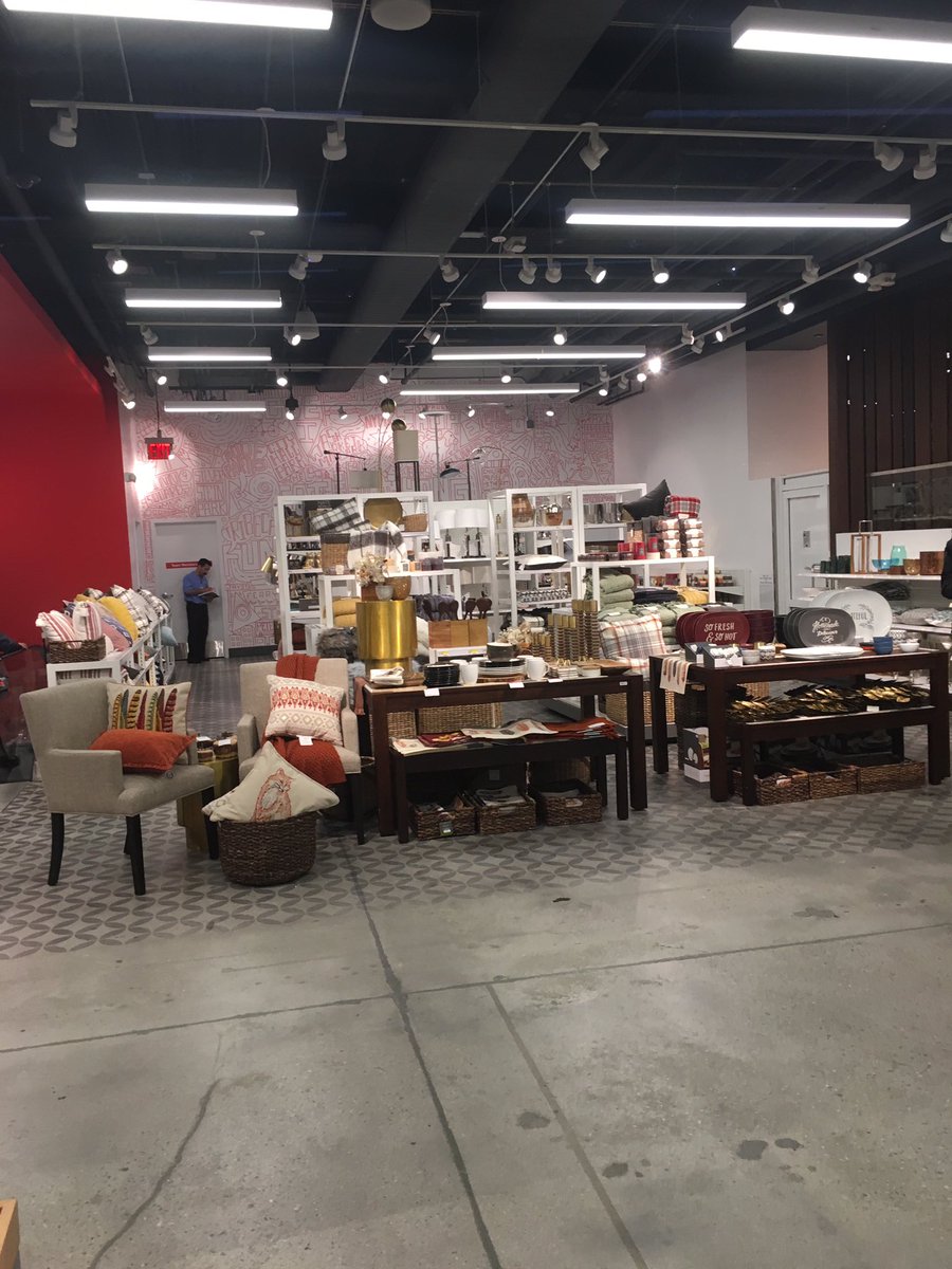 haleyfromtarget's tweet photo. Had to get my Target fix while in NYC. So neat to see the new #flexibleformat #TribecaTarget Looks beautiful, nice work! https://t.co/qAkYhVS7BN