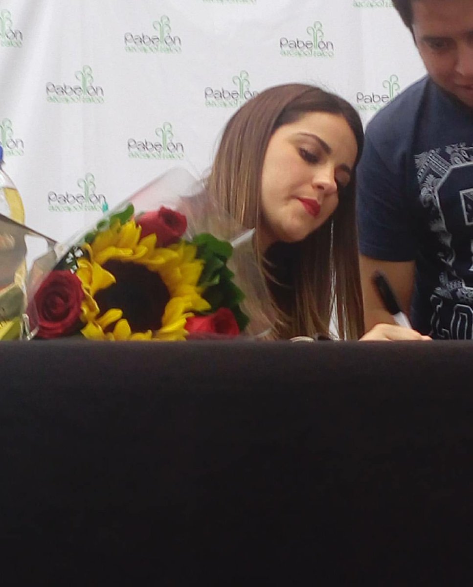 MaBeorlegui's tweet photo. #FOTO (@MaiteOficial) en la firma de la revista 'Open' https://t.co/Jzf9IRiuk8