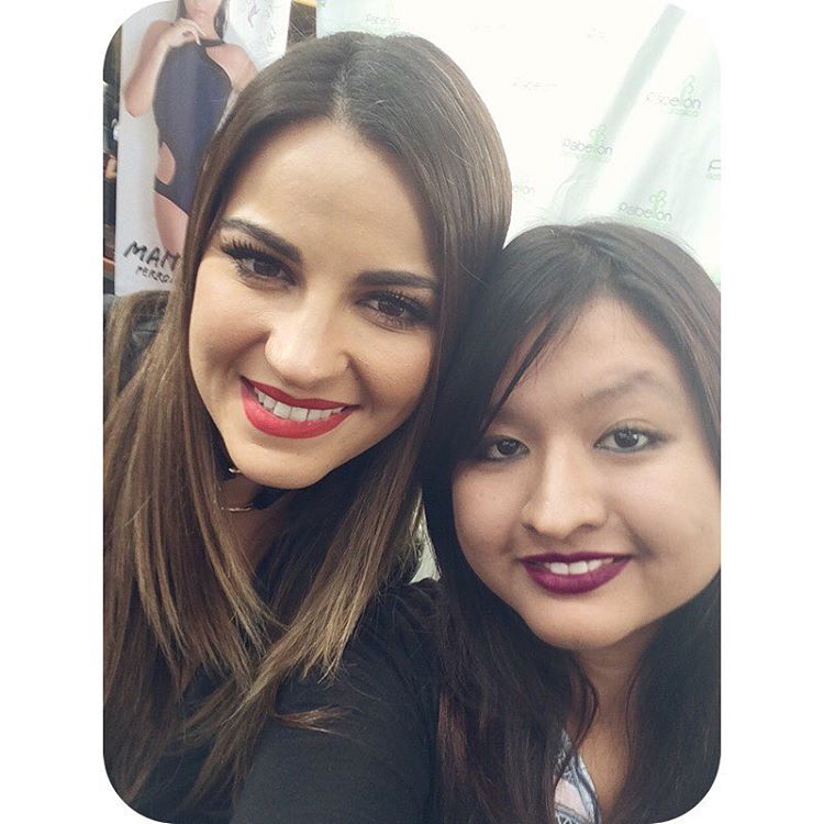 MaBeorlegui's tweet photo. #FOTO (@MaiteOficial) y fan, la firma de autógrafos de la revista 'Open' https://t.co/mlwYoSiGKU