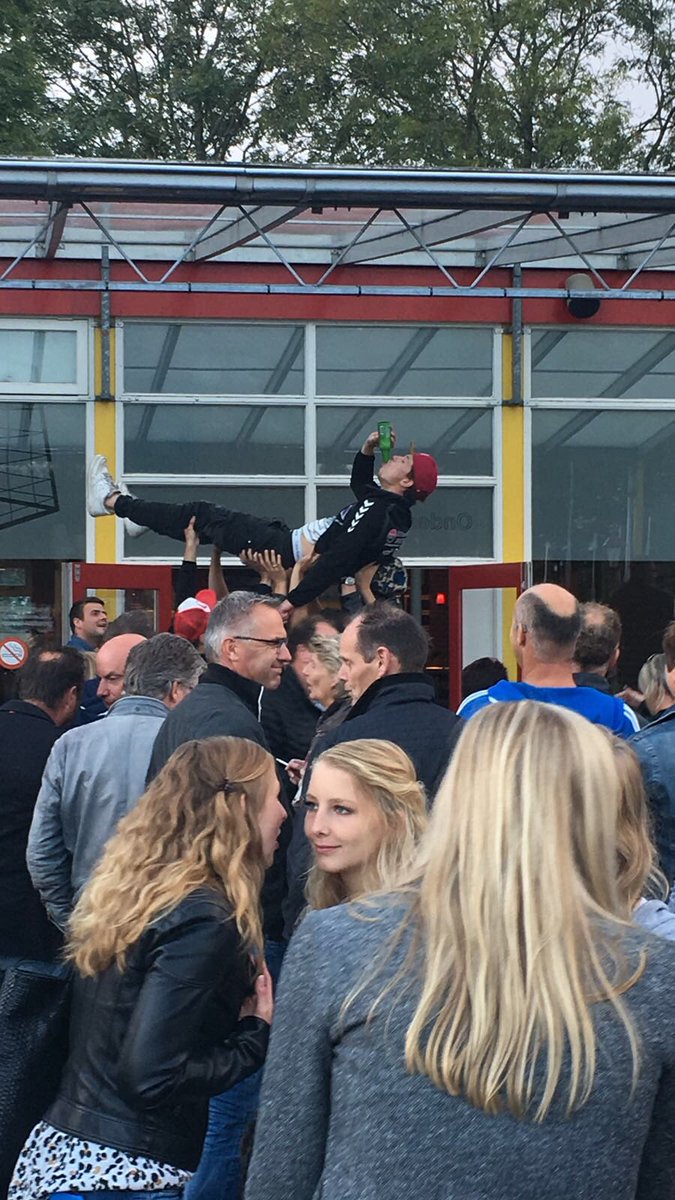 Fantastisch invallen, assist op de gelijkmaker en ook nog crowdsurfen. #dosroa #LoekvanderStar