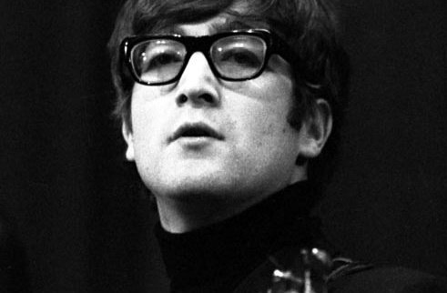 Rocknbeatles's tweet photo. -Algunos héroes llevan capa, otros solo anteojos redondos

#JohnLennon #HappyBirthdayJohnLennon https://t.co/TWlWBZu5TX