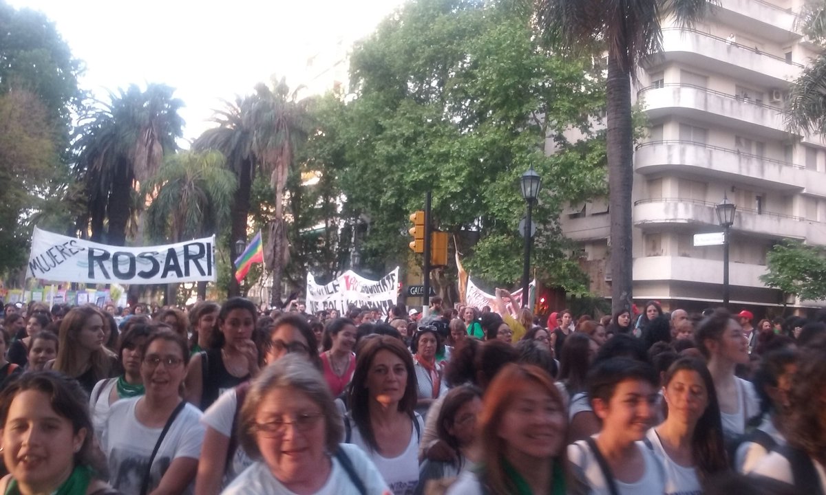 EncuentrerasRad's tweet photo. Declaraciones en vivo por @Radioarraigo @EncuentrerasRad en la marcha del #EncuentroNacionalMujeres @31Encuentro #Rosario https://t.co/IyxjWTUGjU