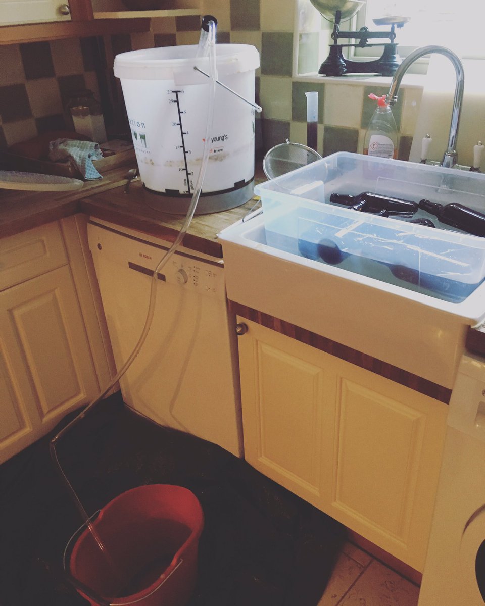 TebyOlmos's tweet photo. #homebrew #bottling #oakale #beer first bottling session 😎 https://t.co/EEpGAgxkiu
