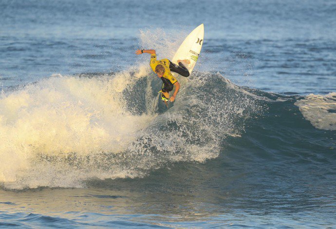 sportv's tweet photo. John John e Medina vão à semifinal da etapa de Hossegor e podem se encontrar na final! Tem favorito? https://t.co/tijZjSCUaj #SurfNoSporTV https://t.co/dRnWufxJhX