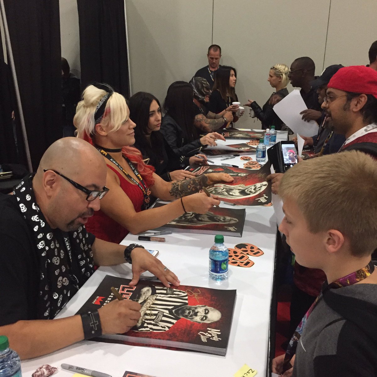 LuchaElRey's tweet photo. Autographs!!! #LuchaUnderground #NYCC https://t.co/cd3WpexGya