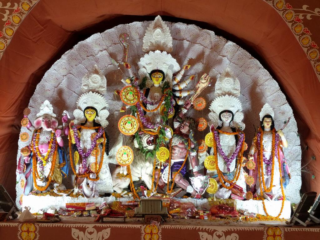 Arijit79India's tweet photo. More pandal hopping, more crowd pushing, more fun! #DurgaPuja #Delhi #NewClothes #GoodFood #SubhoAstami https://t.co/IQJ4YbYAnG