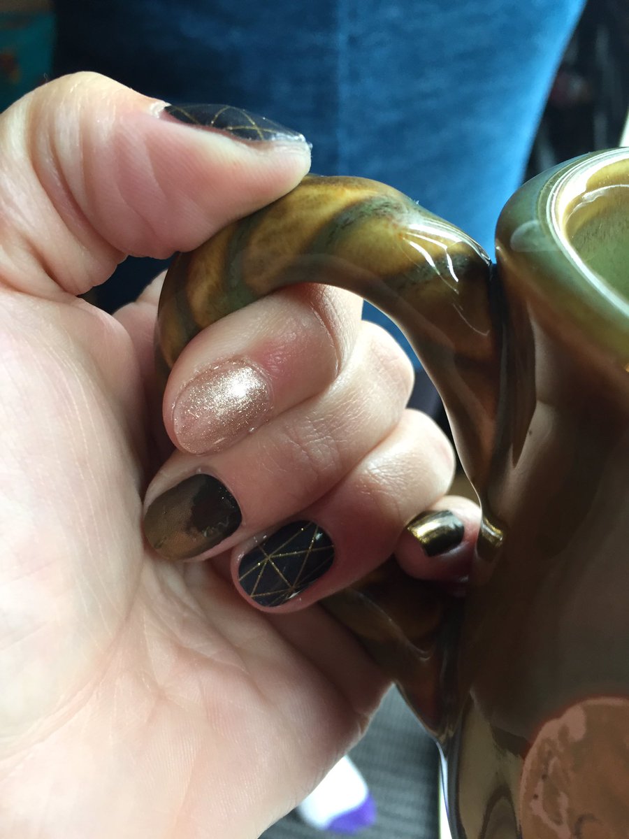 TheWrappedNail's tweet photo. Thanksgiving Jamicure w #BrooklynBridgejn #DippedInGoldjn #Toastedjn Thankful to be a part of something so rewarding, encouraging and fun! https://t.co/7D7eDlcgD7