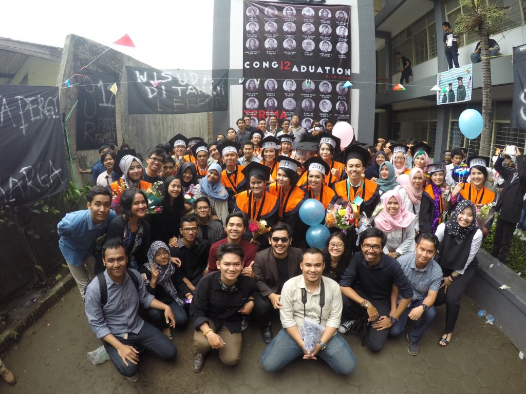 HMTI12's tweet photo. Foto-foto keceriaan wisuda Oktober 2016, semoga Maret 2017 nanti lebih banyak lagi yg bertoga, amiiin :)
Semangat 2012!!! https://t.co/dbFayYRlPx