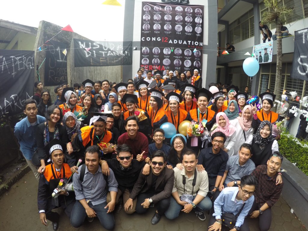 HMTI12's tweet photo. Foto-foto keceriaan wisuda Oktober 2016, semoga Maret 2017 nanti lebih banyak lagi yg bertoga, amiiin :)
Semangat 2012!!! https://t.co/dbFayYRlPx