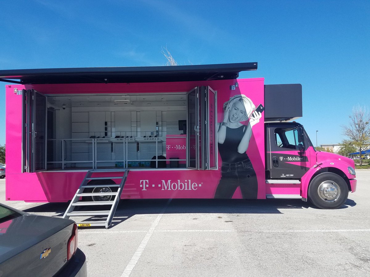caseybwright's tweet photo. #UnCarrier #HurricaneMatthew #TMobile Come to St John's Town Center to grab a water and charge your phone. T-Mobile's got your back! https://t.co/pfjhTmvMie