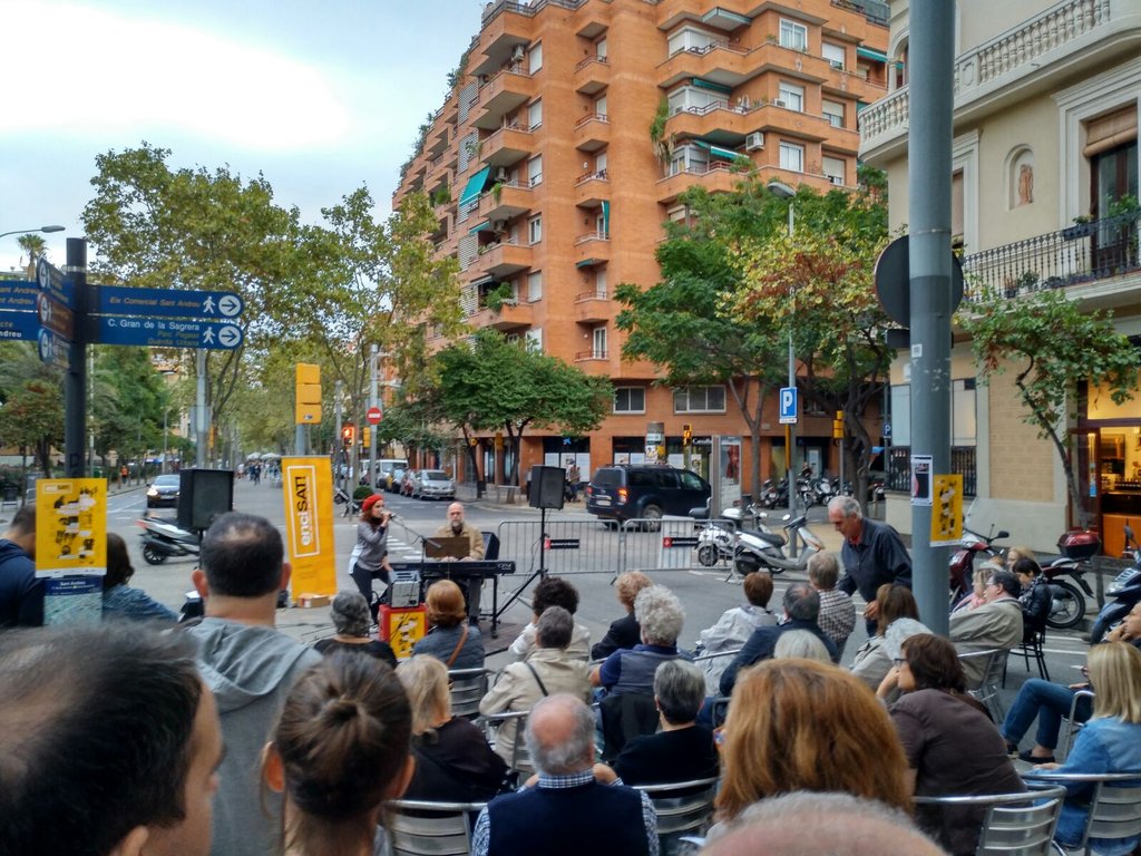 cicleencisat's tweet photo. Comença #Encisat. El primer concert de Meïa i Jaume Gispert a peu de carrer Gran de Sant Andreu @EstrellaDammCat https://t.co/qnP95p29yw