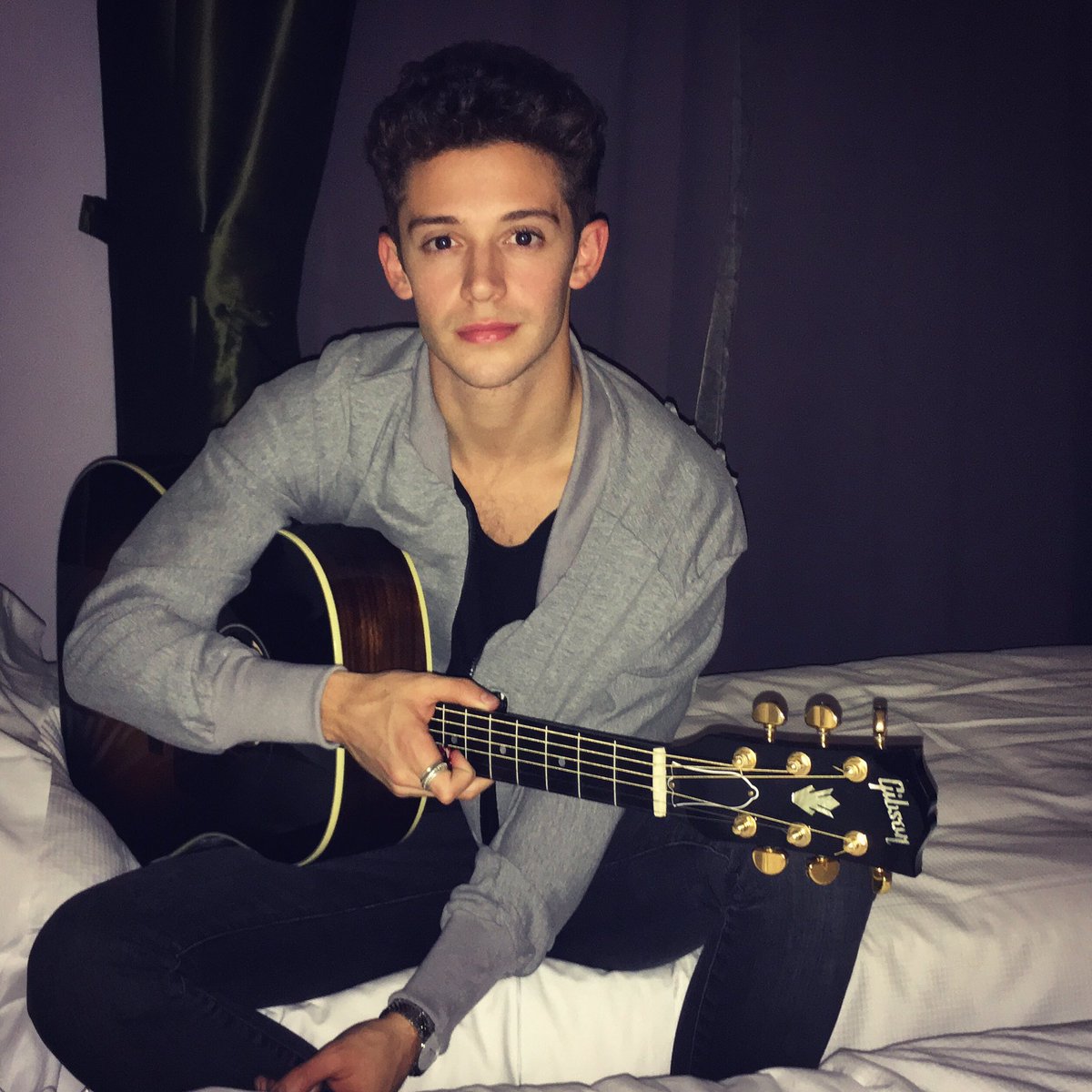 _ruggero's tweet photo. Holaaaaa 😁 Domani a partire dalle 14 sarò ospite di @radiokisskiss nella trasmissione Generazione C! Con il super @frafacchinetti 🤘🏻✌🏻️ https://t.co/xrSe78Q6RW