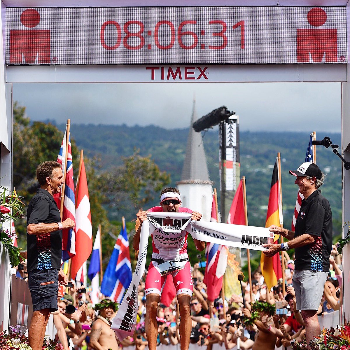 _r4fun_'s tweet image. Parciales del título de campeón del mundo #Ironman conseguido por #JanFrodeno en Kona.
🏊3,8km:48:02
🚴180km:4:04:29
🏃42,195,km:2:45:34