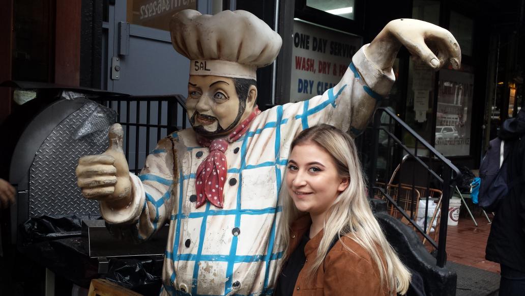_GAMS_'s tweet photo. School Captain Lucy thanks Sal of Sal's Little Italy for a delicious meal. #Munch  @Grove_Academy @SalsLittleItaly https://t.co/cassHVZMDw