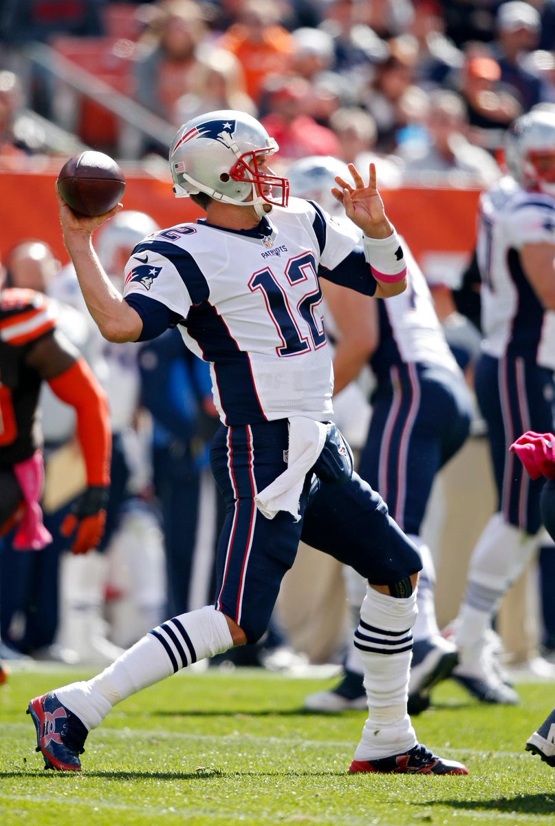SportsCenter's tweet image. HAT TRICK! 

Tom Brady finds Martellus Bennett for the 3rd time today.  Pats lead 30-7.