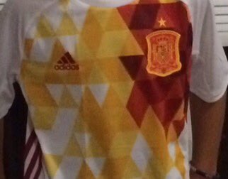anaalcubierreba's tweet photo. #EspanaSuenaBien como la ilusión de mi sobrino al recibir esta camiseta el día de su cumple https://t.co/oXyF95DKY4