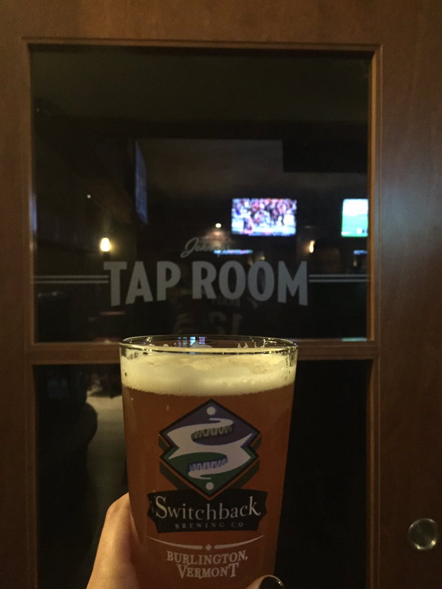 SwitchbackBeer's tweet photo. Celebrating the Brady comeback with our friends at @JohnnysTapRoom 🍻 #vtbeer #switchbacksunday @Patriots https://t.co/sx4ImMEmaL