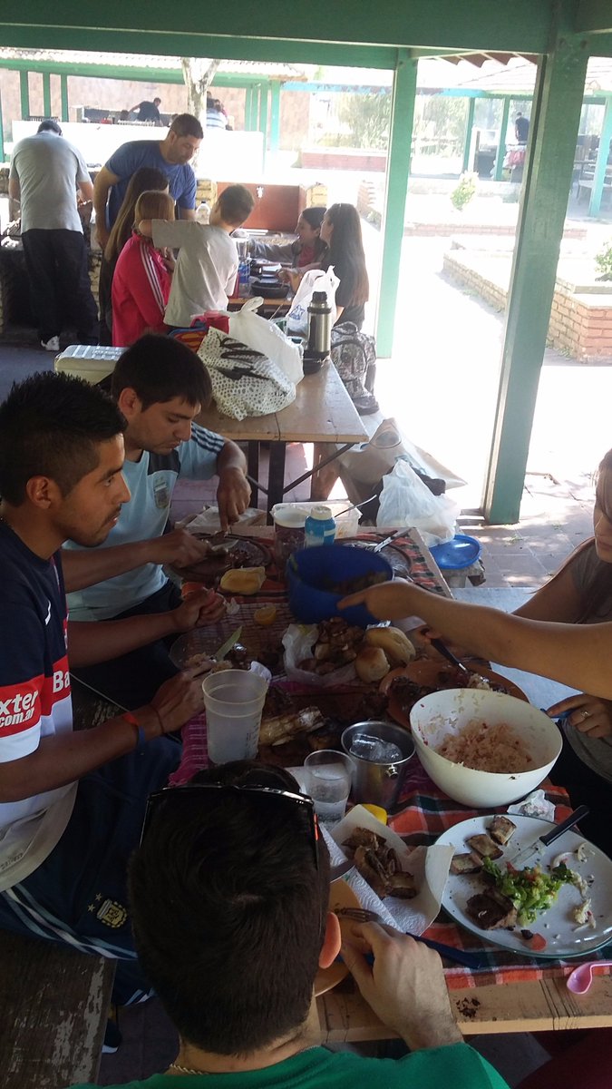 Chinchu0216's tweet photo. Hermoso dia de asado con familia y amigos!!!! #clubrecreativoezeiza @leonmagallane ;) https://t.co/m2F8weTTFI