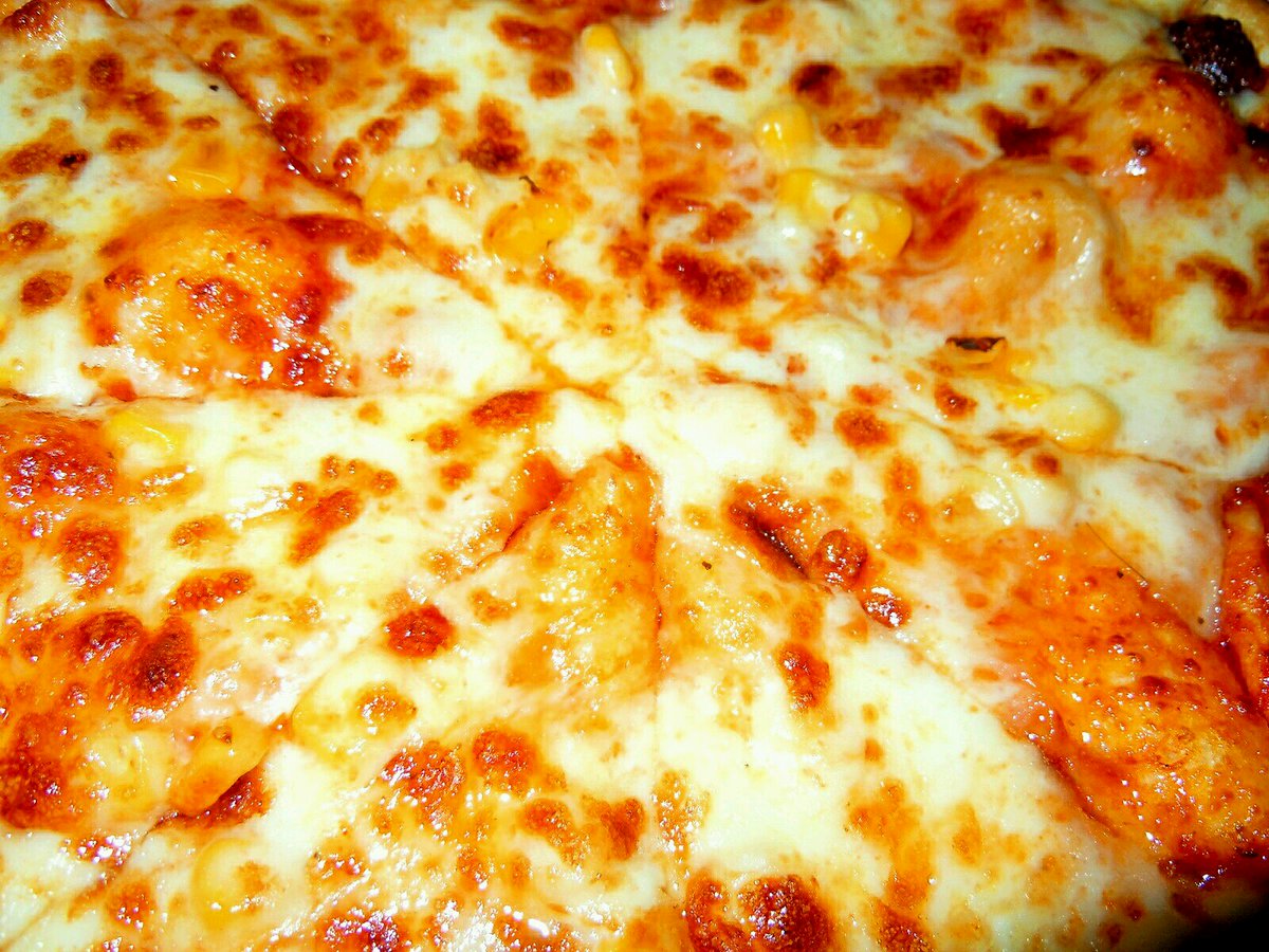 피자스쿨 치즈피자 5000원.

싸고 가격에 비해 양많은건 맞지만 웬만하면 몇천원 더내고 다른 피자에 치즈크러스트를 추가해서 먹도록 하자.