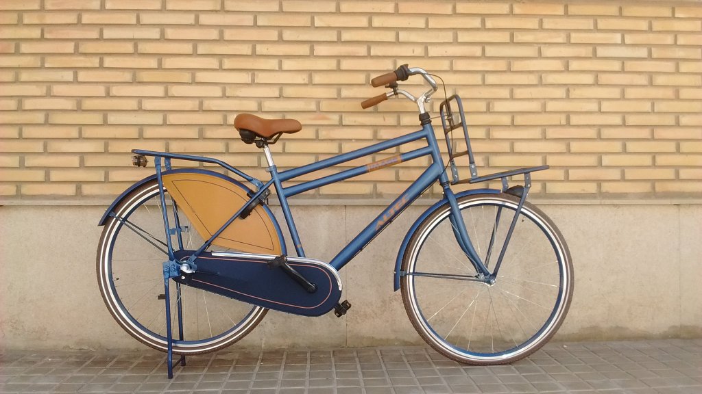 Bicicleto_ZGZ's tweet photo. RT @BicicletasNL: #opafiets o #bicidelabuelo, con parrilla delantera. Qué elegante no?https://t.co/oy3S30LgRk