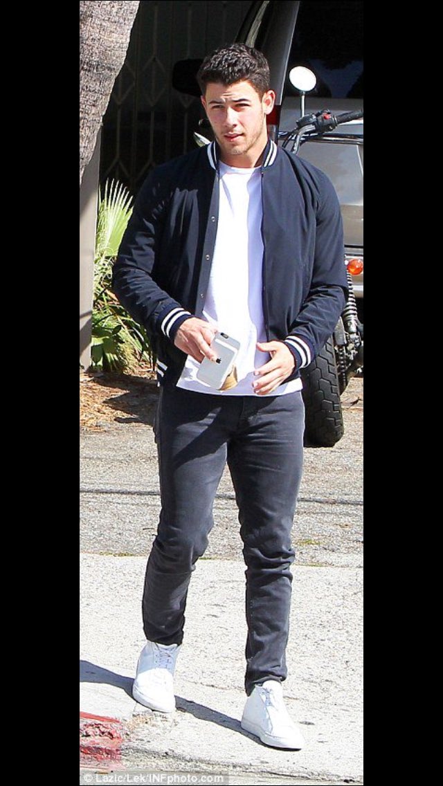 IrelandJonas's tweet photo. Nick and joe out on L.A yesterday☺️ https://t.co/T5kUfaK4ax
