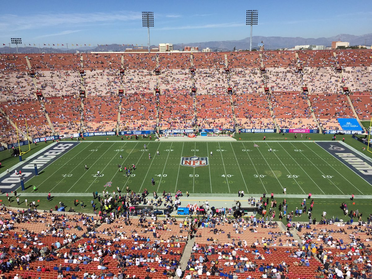 4JoshReed's tweet photo. 15 min until kick and the place is empty. #BillsvsRams https://t.co/mW8ulUlxXR