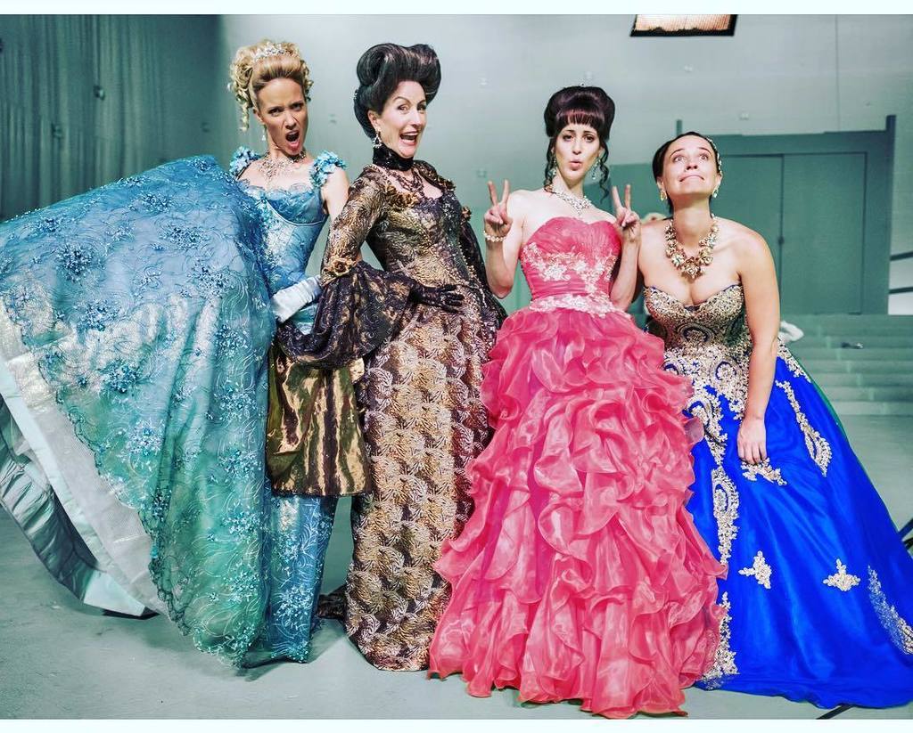 aGoldieloxZone's tweet photo. Tonight! Pre/post-debate babbling or this awesomeness?! Easy choice! 😘👡@OnceABC @ABCNetwork 8pm #OnceUponATime #OUAT https://t.co/oVmkfFgp6b https://t.co/Q3ytqr46GX
