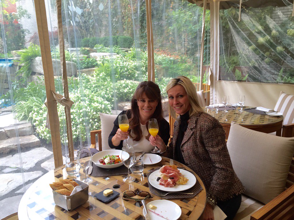 Dernier brunch <a href="/RitzCarlton/">The Ritz-Carlton</a> avec ma BFF@SavardMC avant qu'elle devienne maman!! #bebecharlotte