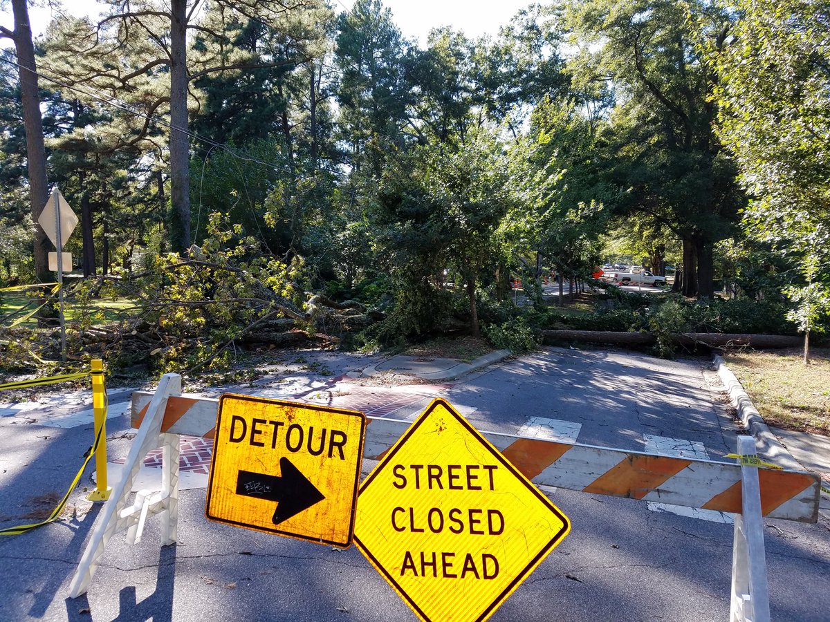 VirginiaBridges's tweet image. As of 4:15 pm. Club Boulevard at Oval Park Drive #durham. #stillnopower